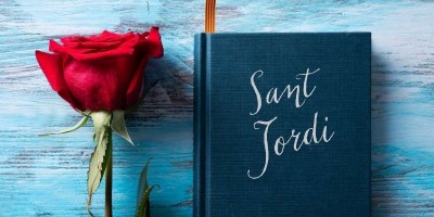 Rosa roja y libro, la tradición en Sant Jordi
